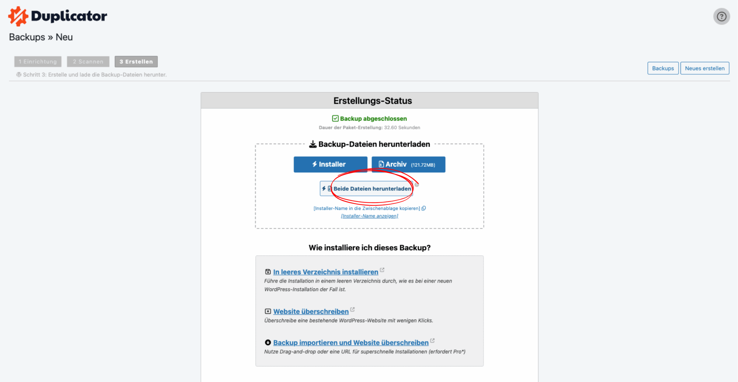 Screenshot aus dem WordPress-Plugin „Duplicator“ im Schritt „3 Erstellen“. Der Erstellungs-Status zeigt „Backup abgeschlossen“. Darunter befindet sich der Bereich „Backup-Dateien herunterladen“ mit zwei Download-Buttons: „Installer“ und „Archiv“. Zusätzlich ist die Schaltfläche „Beide Dateien herunterladen“ rot markiert.