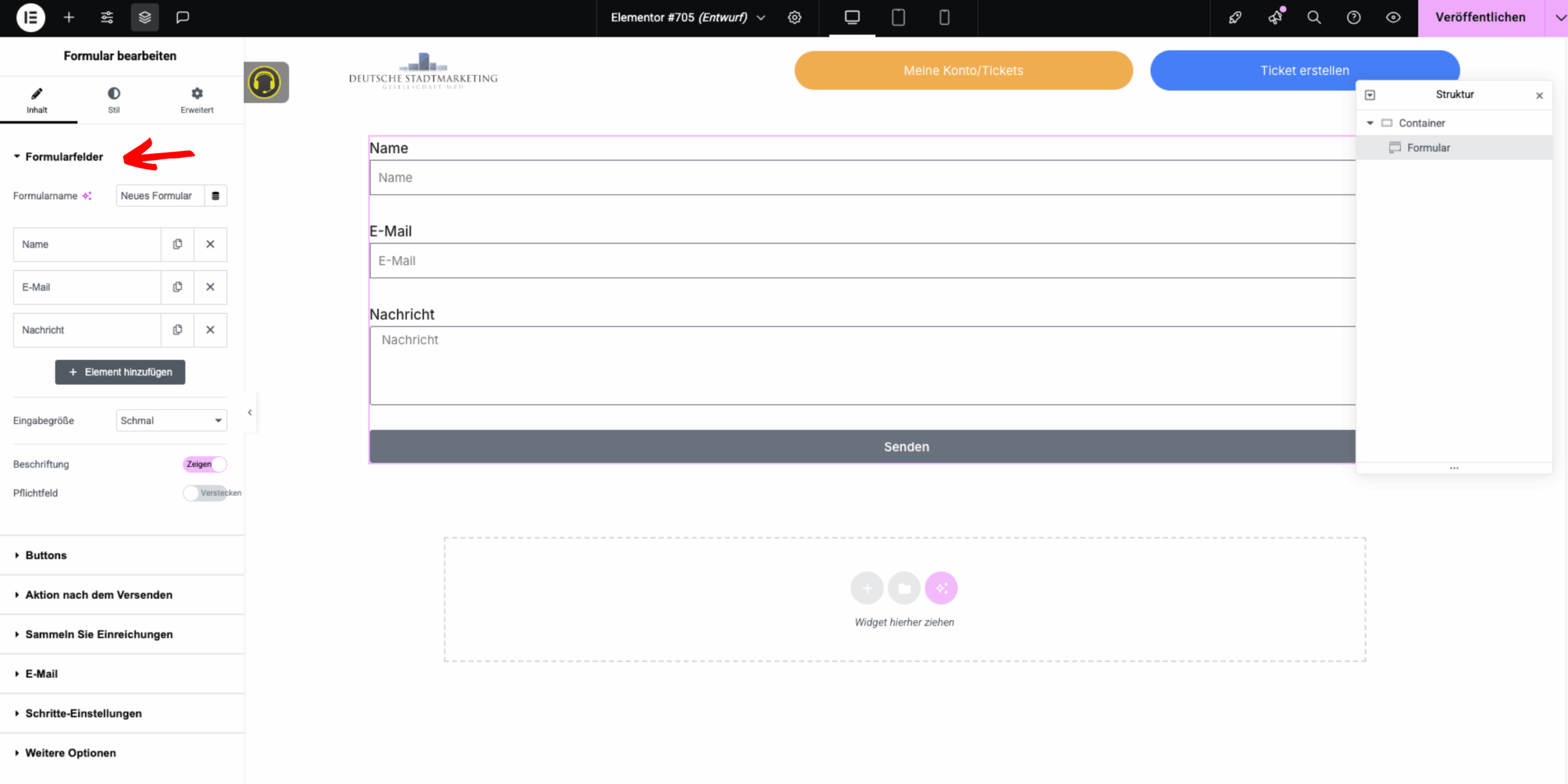 In der Elementor-Oberfläche wird das Formular-Widget bearbeitet. Links ist der Bereich „Formularfelder“ geöffnet und mit einem roten Pfeil markiert. Rechts auf der Seite ist das Formular mit den Feldern Name, E-Mail, Nachricht und dem Button Senden sichtbar.