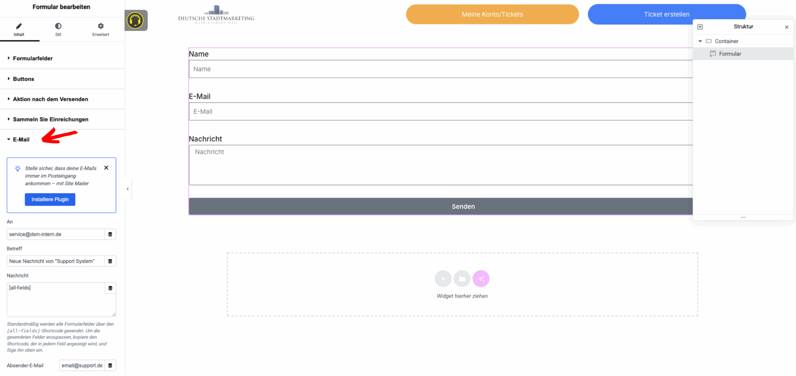 In der Elementor-Oberfläche wird das Formular-Widget bearbeitet. Links ist der Bereich „Formularfelder“ geöffnet und mit einem roten Pfeil markiert. Rechts auf der Seite ist das Formular mit den Feldern Name, E-Mail, Nachricht und dem Button Senden sichtbar.