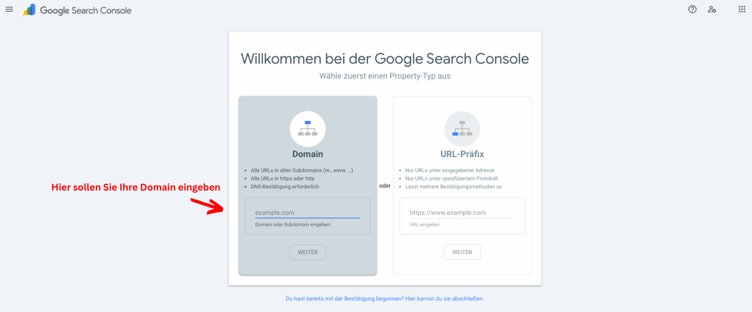 Screenshot der Google Search Console mit dem Hinweis „Hier sollen Sie Ihre Domain eingeben“. Der rote Pfeil zeigt auf das Eingabefeld im Bereich „Domain“, in das die eigene Website-Adresse (z. B. example.com) eingetragen werden soll.